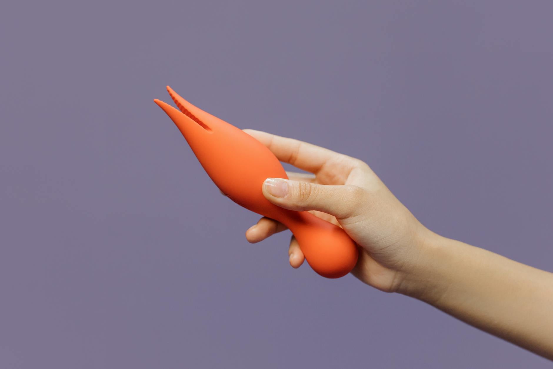Une main tenant un vibromasseur citron élégant sur un fond minimaliste, représentant la redécouverte sensuelle consciente.