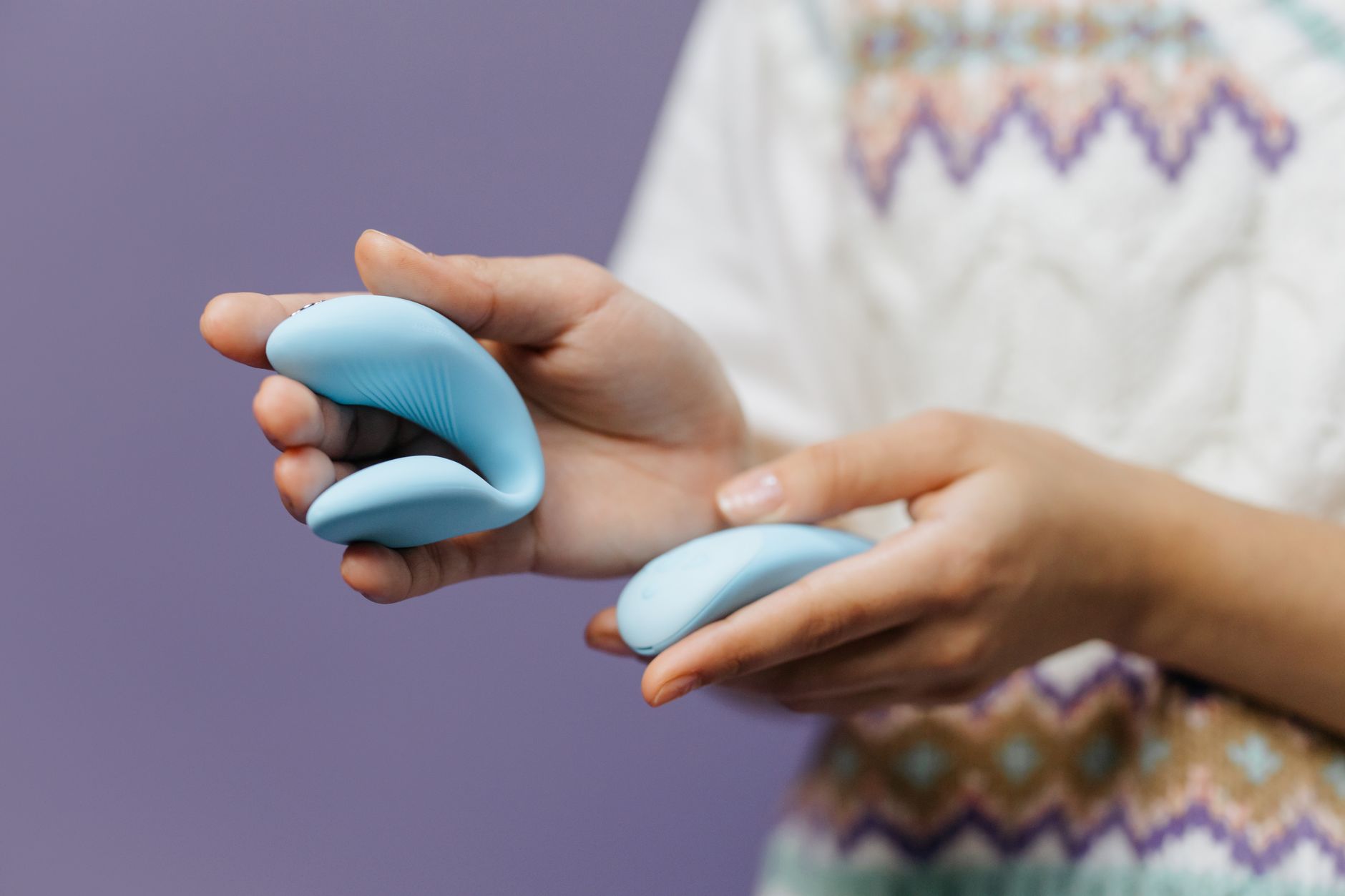 Photo d'un vibromasseur jaune en silicone sur fond neutre